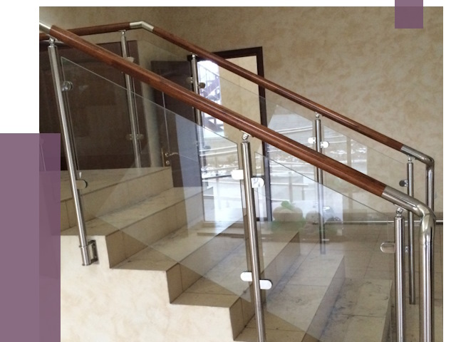 Комбинированные перила из металла и дерева в Чусовой