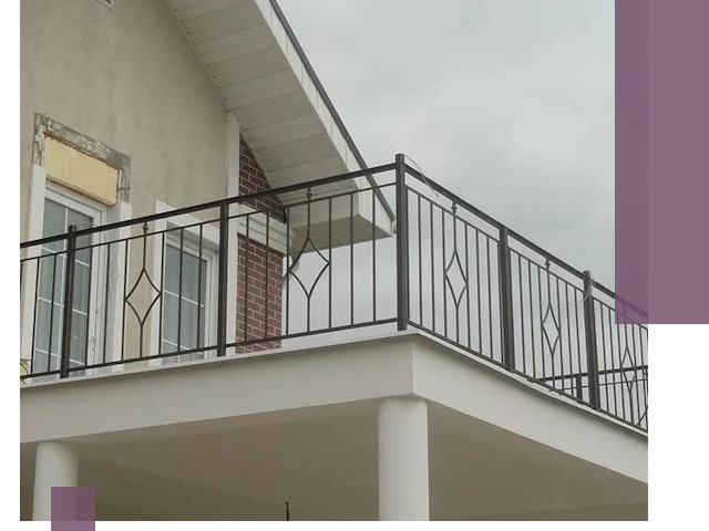 Изготовление балконных ограждений в Чусовой из металла и стекла